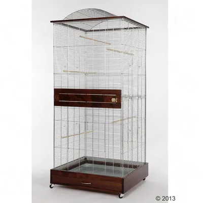 Голяма клетка за птици с метални решетки, дървена основа и таван, няколко дървени кацалки и чекмедже за почистване, на колелца.