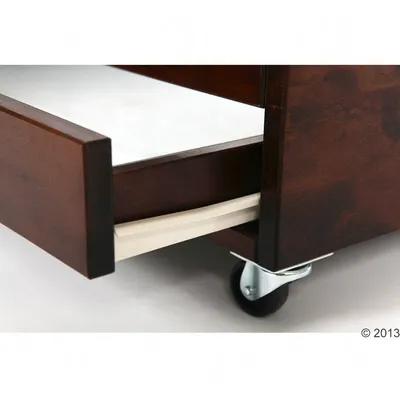 Дървено чекмедже с метални колелца, частично изтеглено, показващо вътрешността и релсата за плъзгане. Видими материали: дърво, метал, пластмаса.