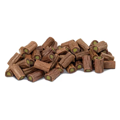 Snack per cani marroni a forma di tubo con nucleo verde, impilati sfusi.