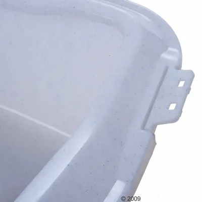 Läheltä kuvattu vaaleanharmaa muovinen säiliö, jossa näkyy kiinnityskieleke sivulla. Materiaali: muovi.