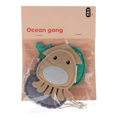 Jouets en tissu pour animaux Tiaki Ocean gang, formes d’animaux marins visibles dans un sachet transparent, étiquette avec texte « Ocean gang » et logo Tiaki.