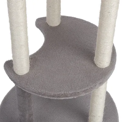 Plataforma gris de un árbol rascador con tres postes envueltos en sisal para gatos.