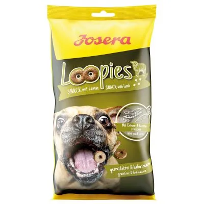 Συσκευασία Josera Loopies, snack με αρνί για σκύλους. Εμφανίζεται σκύλος με snack στο στόμα. Ορατό κείμενο: getreidefrei & kalorienarm, Mit Erbse & Karotte, SNACK mit Lamm.