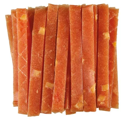 Mehrere rote Streifen aus getrocknetem Fleisch, gleichmässig geschnitten und mit kleinen gelben Stückchen versehen.
