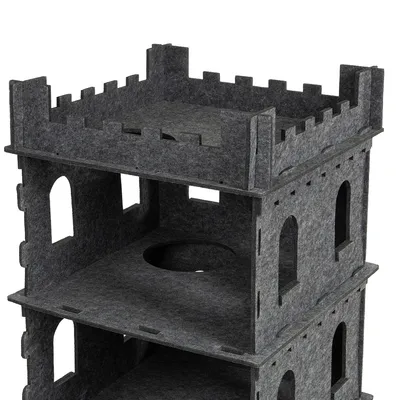 Casa para gatos de fieltro gris en forma de castillo con varios niveles, ventanas y entrada redonda en el nivel inferior.