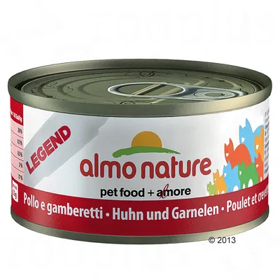 Lata de comida para animais Almo Nature Legend, texto visível: pet food + amore, Pollo e gamberetti, Huhn und Garnelen, Poulet et crevettes. Ilustração de gatos coloridos.