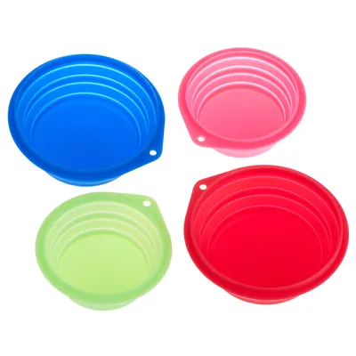 Quatre gamelles rondes en silicone, couleurs bleu, rose, vert et rouge, avec anneau de suspension visible sur le bord de chaque gamelle.