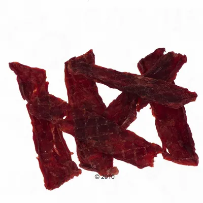 Tiras de carne secas, de color rojo oscuro, sin envase visible ni marca.