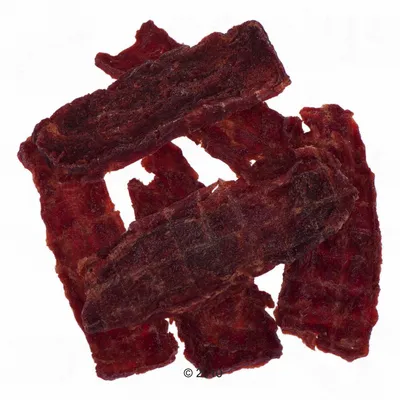 Tiras de carne secas, de color rojo oscuro y con textura, aptas como snack o recompensa para mascotas.