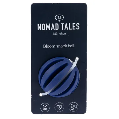 Nomad Tales München Bloom snack ball, balle bleue sur carte avec pictogrammes : qualité premium, fabriqué avec amour, jeu stimulant. Texte en anglais.