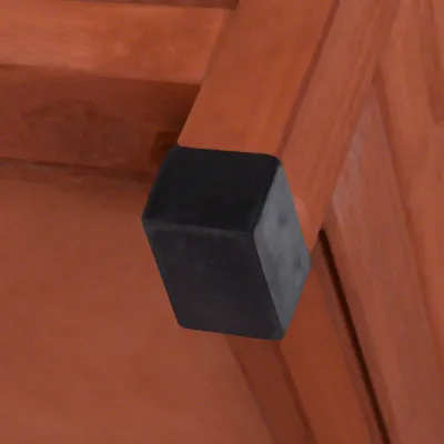 Primo piano di un piedino quadrato nero in plastica applicato su una struttura in legno.