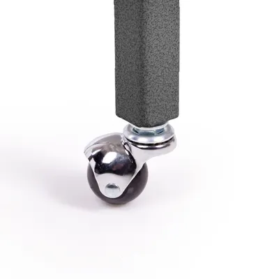 Detailansicht einer Metallrolle mit schwarzem Rad und silbernem Gehäuse, befestigt an einem grauen Metallgestell.