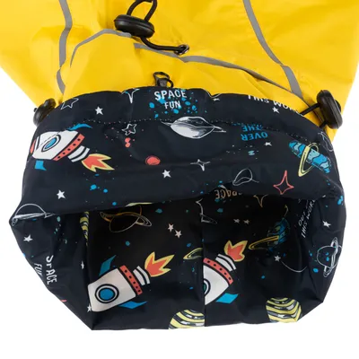 Impermeabile giallo con fodera interna nera, stampato con razzi, pianeti e la scritta 'Space Fun'.