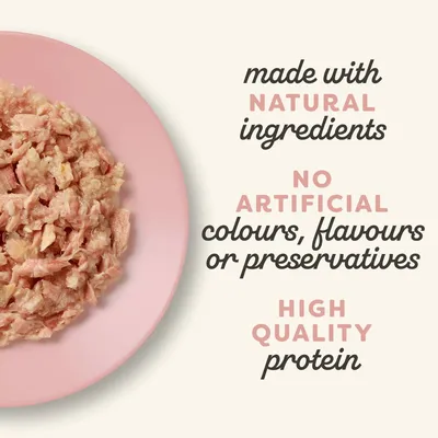 Tekst w języku angielskim: made with natural ingredients, no artificial colours, flavours or preservatives, high quality protein. Obok widoczna porcja karmy na różowym talerzu.