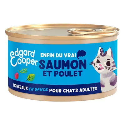 Blik Edgard & Cooper kattenvoer, tekst: 'Enfin du vrai saumon et poulet, morceaux en sauce pour chats adultes'. Illustratie van kat, zalm en kip. Tekst deels in het Frans.