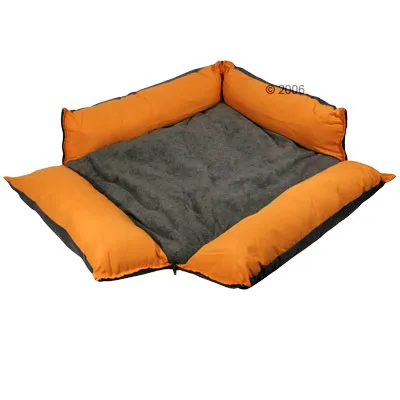 Legowisko dla zwierząt z podwyższonymi brzegami, materiał tekstylny, środek szary, boki pomarańczowe. Widoczne przeszycia i miękkie wypełnienie.