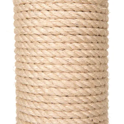 Tæt nærbillede af en stolpe omviklet med groft, lyst sisalreb. Materialet er tydeligt synligt og egnet til f.eks. kradsetræer eller legetøj til kæledyr.