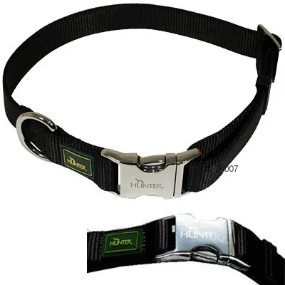 Svart hundhalsband med metallspänne och grönt Hunter-logo på tygetikett.