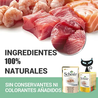 Schesir. Ingredientes 100% naturales. Sin conservantes ni colorantes añadidos. Imagen de trozos de pescado y gambas crudos junto a sobres de comida húmeda para gatos Schesir.