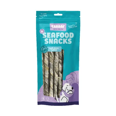 BRAAAF Seafood Snacks Roll Sticks mit Lachs, wiederverschliessbare Verpackung, geeignet für Hunde. Hinweise: 'to open tear here' und 'reseal to keep fresh'.