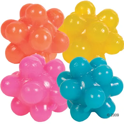 Fyra färgglada bollar av plast i orange, gult, rosa och blått med knottrig yta.