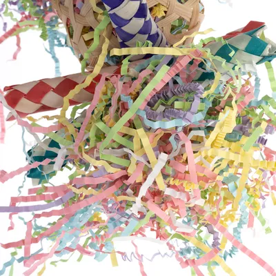 Jouet pour animaux en papier et paille tressée, avec bandes colorées froissées et éléments entrelacés rouges, bleus, verts, violets et jaunes visibles.