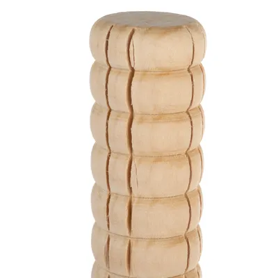 Barra de madera con superficie estriada, adecuada para fines artesanales o decorativos.