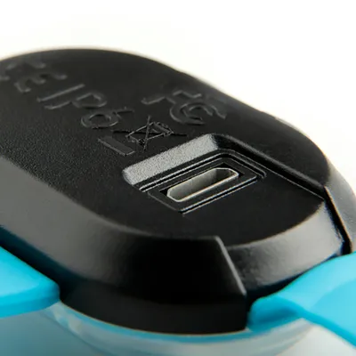 Nahaufnahme eines schwarzen Gehäuses mit CE-Kennzeichnung und IP61-Schutzklasse sowie einem rechteckigen Anschluss. Blaues Element sichtbar am Rand.