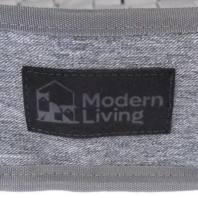 Modern Living-logo på gråt stofmærke, synligt på en produktoplysning.