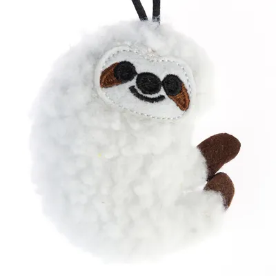 Giocattolo di peluche a forma di bradipo con pelliccia bianca e piedi in feltro marrone, adatto per giocare o coccolare.