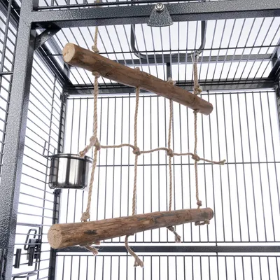 Fågelbur med sittpinnar i trä, repklätterställning och matskål i rostfritt stål. Metallgallerstruktur med krokar för upphängning.