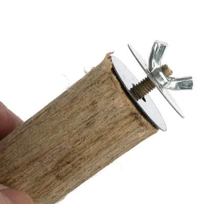 Extrémité d’un poteau en sisal avec vis, rondelle et écrou papillon métalliques visibles pour assemblage d’arbre à chat ou griffoir.
