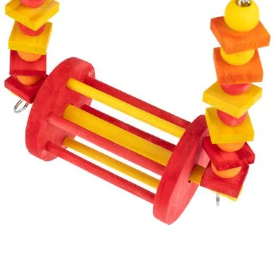 Brinquedo de madeira para aves com cilindro vermelho e amarelo, contas e peças quadradas coloridas ligadas por fio metálico.