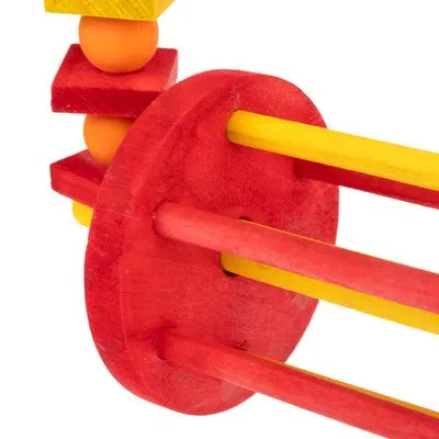 Brinquedo de madeira com barras vermelhas e amarelas, esferas e cubos laranja e vermelhos. Estrutura colorida visível em detalhe.