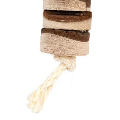 Jouet pour animal composé de trois rondelles brunes et beiges empilées, attachées par une corde en fibre naturelle nouée à l’extrémité inférieure. Aucun texte ou marque visible.