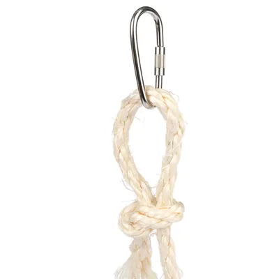 Corde torsadée blanche avec boucle et mousqueton métallique argenté, nœud visible sous la boucle. Matériaux : corde en fibre naturelle, mousqueton en métal.