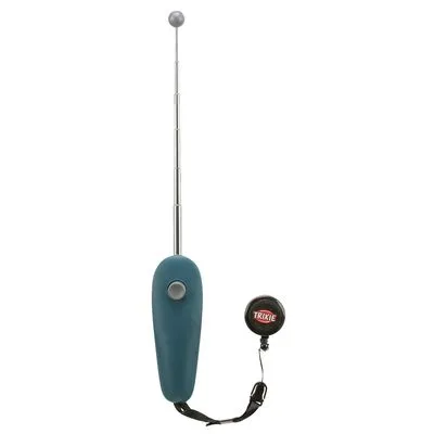 Trixie metalen targetstick met uitschuifbare stang, blauwe kunststof handgreep en polsbandje met Trixie-merknaam zichtbaar op ronde clip.