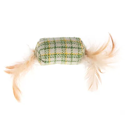 Jouet pour chat en tissu à motif quadrillé vert et jaune, forme cylindrique avec plumes beiges à chaque extrémité, matériaux visibles : tissu et plumes.