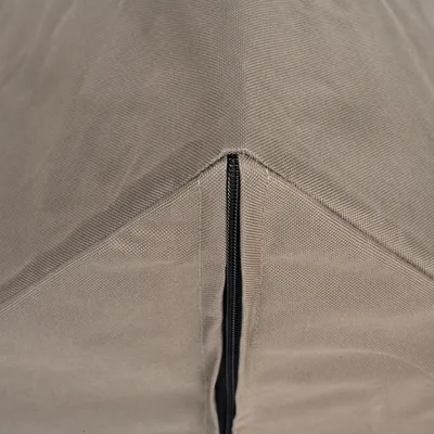 Close-up van een bruine stoffen hoes met ritssluiting, geschikt voor dierenmeubels of accessoires.