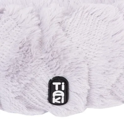 Tiaki-Logo auf einem flauschigen, hellgrauen Stoff.