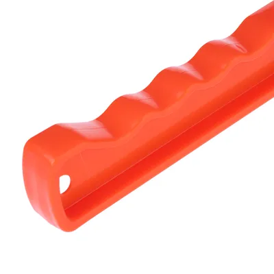 Orangefarbener Kunststoffgriff mit ergonomischen Wellen und Loch für Befestigung.