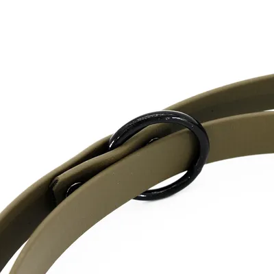 Nahaufnahme eines olivgrünen Halsbands mit schwarzem Metall-D-Ring.