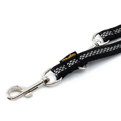 Schwarze Hundeleine mit reflektierenden Streifen und silbernem Karabinerhaken. Markenlabel 'Trixie' sichtbar.