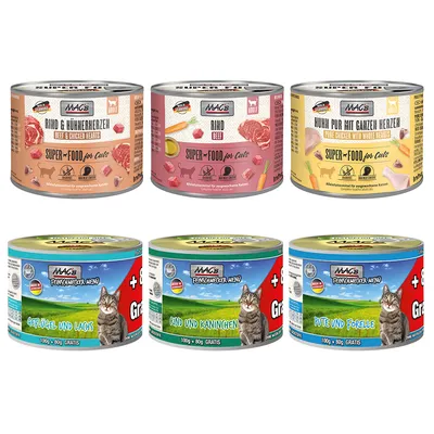 Conserve MAC's pentru pisici, sortimente vizibile: Rind & Hühnerherzen, Rind, Huhn pur mit ganzen Herzen, Geflügel und Lachs, Rind und Kaninchen, Pute und Forelle. Text în germană pe ambalaj.
