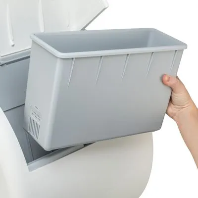 Grijze kunststof binnenbak wordt met de hand uit een witte container gehaald. Beide onderdelen zijn zichtbaar, zonder merknaam of tekst.