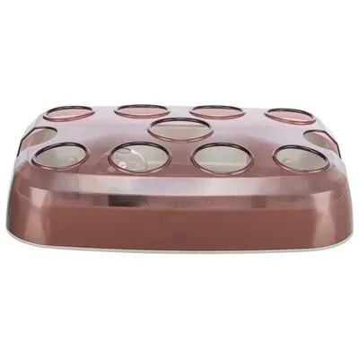 Bruin kunststof voerpuzzelbord met negen ronde openingen aan de bovenkant, geschikt voor het verstoppen van snacks of brokjes. Geen merknaam zichtbaar.