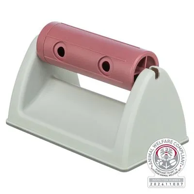 Plastic speeltje met roze rol en drie gaten, grijs onderstel. Dierwelzijnskeurmerk zichtbaar: Animal Welfare Compliant, inspectienummer 202411007.