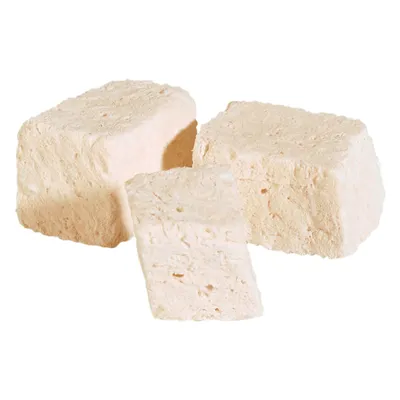 Morceaux cubiques de friandises lyophilisées couleur crème, sans emballage ni marque visible.
