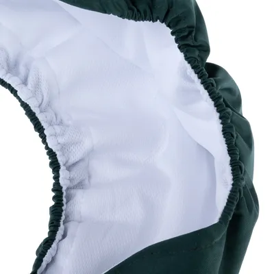 Nahaufnahme eines elastischen, weissen und grünen Stoffbezugs mit gerafftem Rand, geeignet für Spannvorrichtungen oder Abdeckungen.