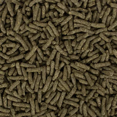 Närbild av bruna, avlånga pellets som djurfoder.